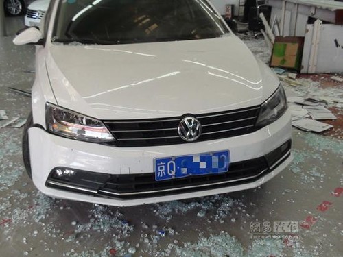 Sebuah mobil yang hancurkan showroom mobil di Beijing