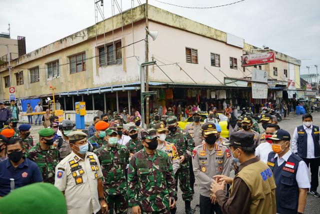 Panglima TNI Marsekal TNI Hadi Tjahjanto bersama Kapolri Jenderal Polisi Idham Azis di Pasar Kodim.