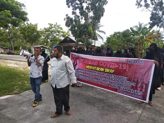 Aksi damai di depan gedung DPRD Kepulauan Meranti.