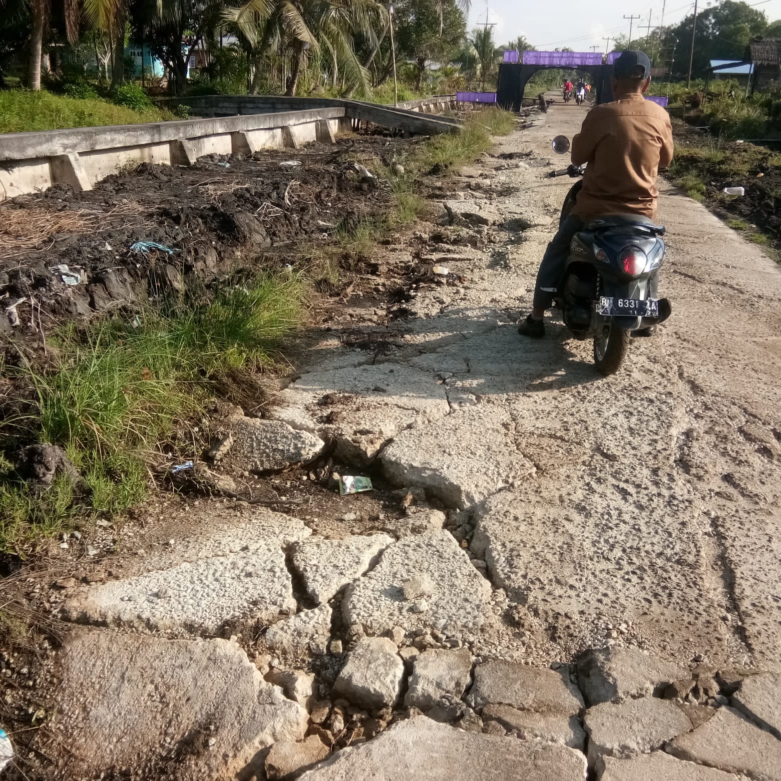 Salah satu ruas jalan di Kecamatan Rangsang Barat dalam kondisi rusak