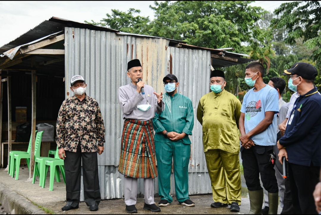 Walikota Dumai H Paisal menyampaikan sambutan pada kegiatan serah terima bak sampah di Kelurahan Jaya Mukti Kota Dumai.