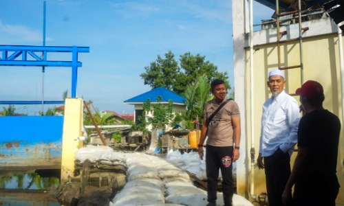 Walikota Dumai H. Paisal saat meninjau pembangunan pintu air di Jalan Siak Kota Dumai baru-baru ini.(foto: bambang/halloriau.com)
