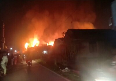Kondisi kebakaran melanda pasar Sungai Salak, Kecamatan Tempuling, Kabupaten Inhil sekitar pukul 19:00 WIB.
