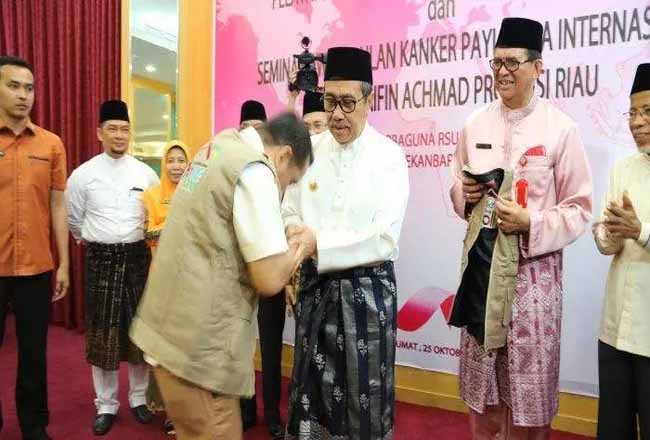 Gubernur Riau Syamsuar saat meresmikan layanan Home Care di RSUD Arifin Ahmad. Foto: Tribunpekanbaru