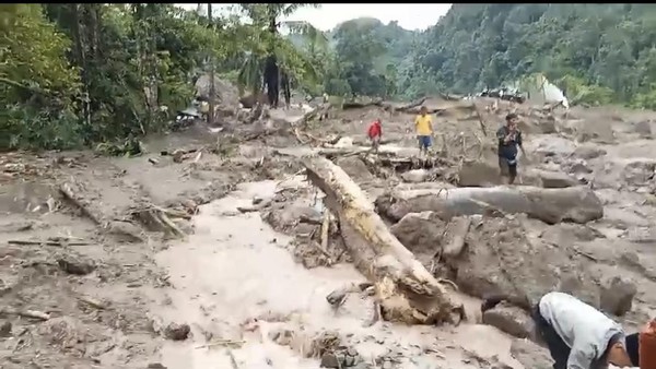 Banjir dan longsor di Pesisir Selatan, Sumbar menewaskan 14 orang (foto/detik)
