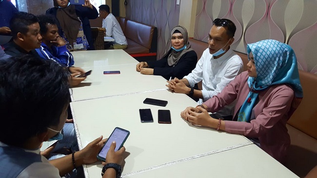 Tim kuasa hukum Paslon Mahmuzin Taher konferensi pers di Kopitiam Resto, Selatpanjang, Jumat (18/12/2020). 