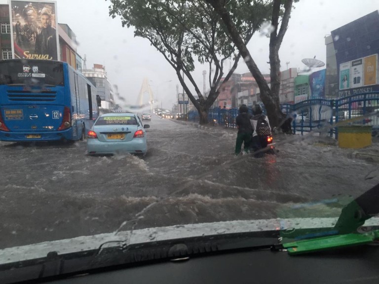 Genangan air di Jalan Sudirman paska hujan deras guyur Kota Pekanbaru.