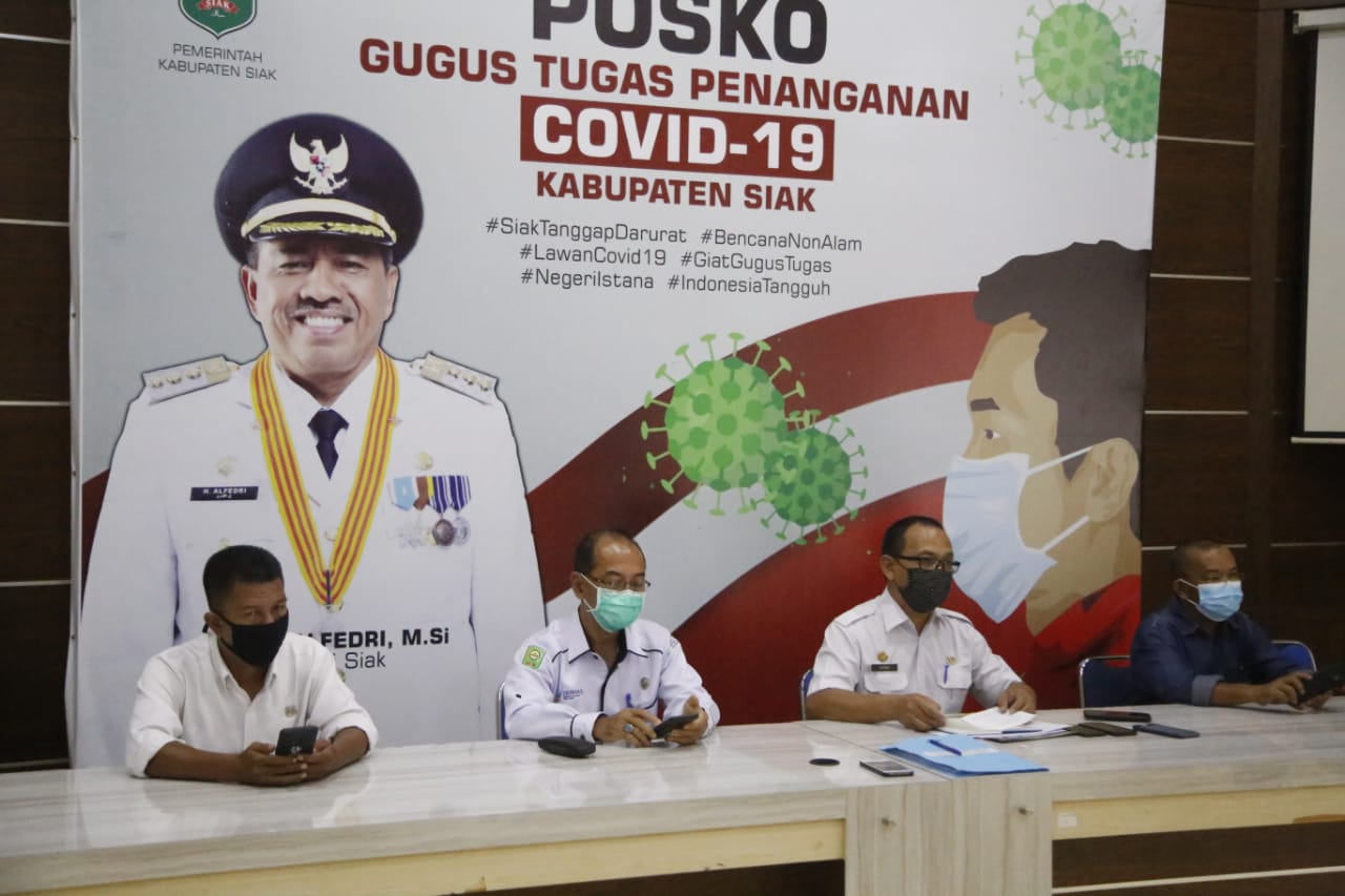 Konferensi Pers terkait perkembangan penanganan Covid 19 di Kabupaten Siak di Posko Gugus Tugas Mess Pemda Siak Sri Indrapura, Rabu sore (6/5/2020).