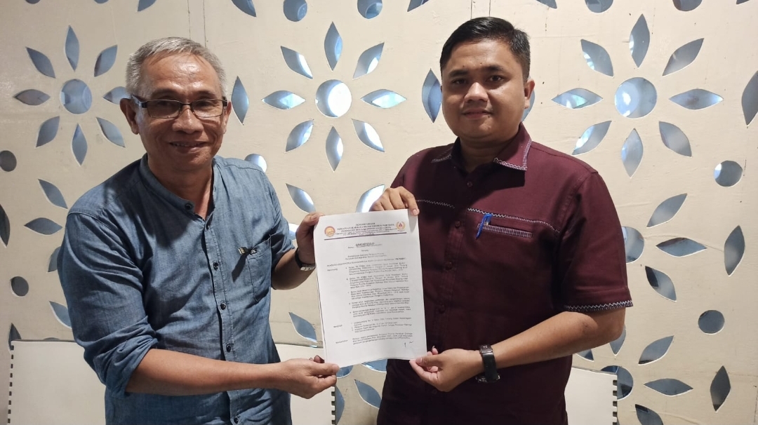Sekretaris Carateker POBSI Riau, H Zulkarnaen Lubis menunjukkan surat mandat dari PB POBSI.