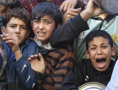 Anak-anak Gaza menangis kelaparan akibat kekejaman agresi Israel. (AP/Hatem Ali)

