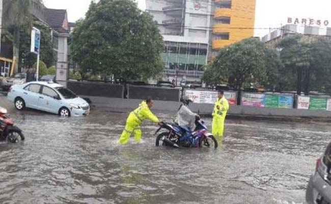 Banjir di depan RS Awal Bros Pekanbaru.