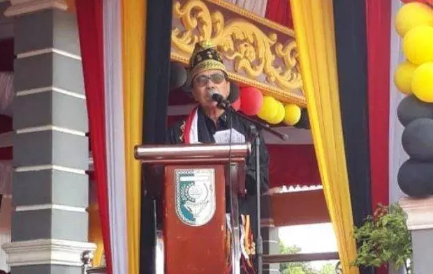 Gubri Syamsuar saat memberikan kata sambutan dalam acara pembukaan pacu jalur 2019 di Teluk Kuantan. 