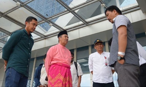 Gubernur Riau, Syamsuar meninjau langsung proyek pembangunan Quran Center di Purna MTQ Jalan Sudirman Pekanbaru.(foto: mcr)