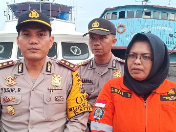 Kapolres Bengkalis AKBP Yusup Rahmanto diselingi Kapten Kapal Negara 218 Basarnas Pekanbaru, Leni Tadika memberikan keterangan Pers.