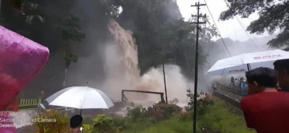 Air terjun Lembah Anai Sumbar meluap memutus akses jalan Bukittinggi-Padang