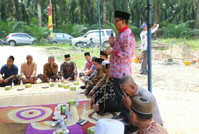 Asisten Pemerintahan dan Kesra Budhi Yuwono menghadiri peletakan batu pertama Pondok Pesantren Nurul Haq Assalafiyah.