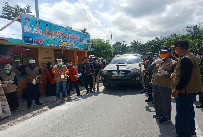 Bupati saat melakukan peninjauan Posko Pencegahan Covid-19 yang terletak di Desa Petalongan, Kecamatan Keritang dan di Selensen, Kecamatan Kemuning, Jumat (15/5/2020).