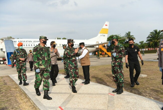 Panglima TNI dan Kapolri tiba di Pekanbaru, Riau.