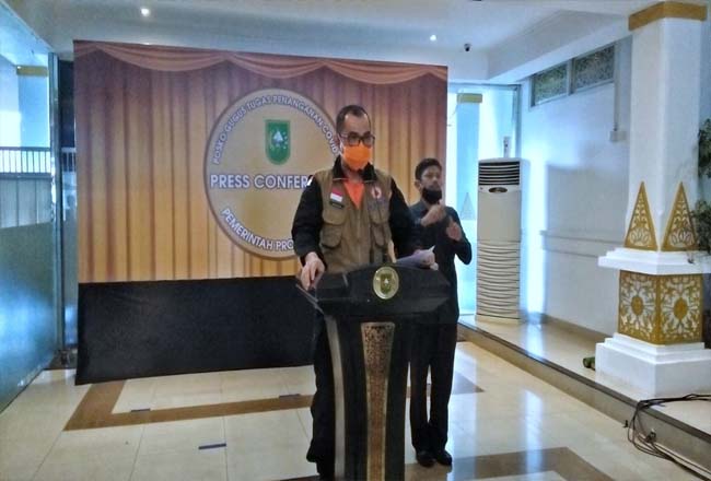 Staf Sekretaris Gugus Tugas Percepatan Penanganan Covid-19 Riau, Jim Gafur saat konferensi pers.