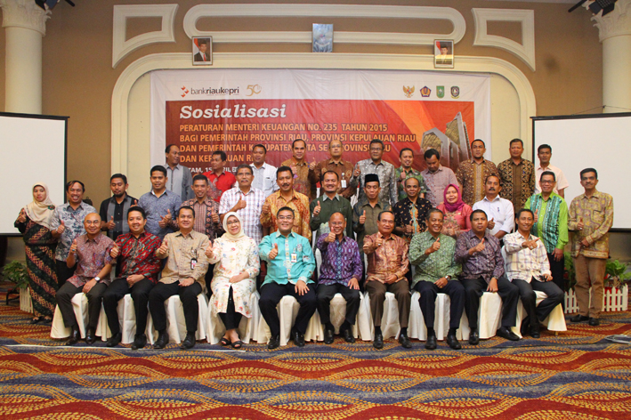 Dirjen  Perimbangan Keuangan DR. Budiarso Teguh Widodo bersama peserta sosialisasi berfoto bersama usai acara.IST