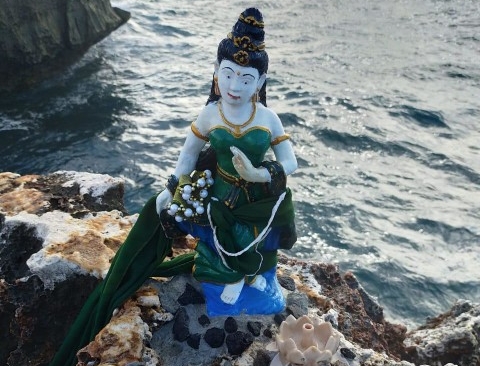 Patung yang ditemukan di Pantai Water Blow, Nusa Dua, Bali.