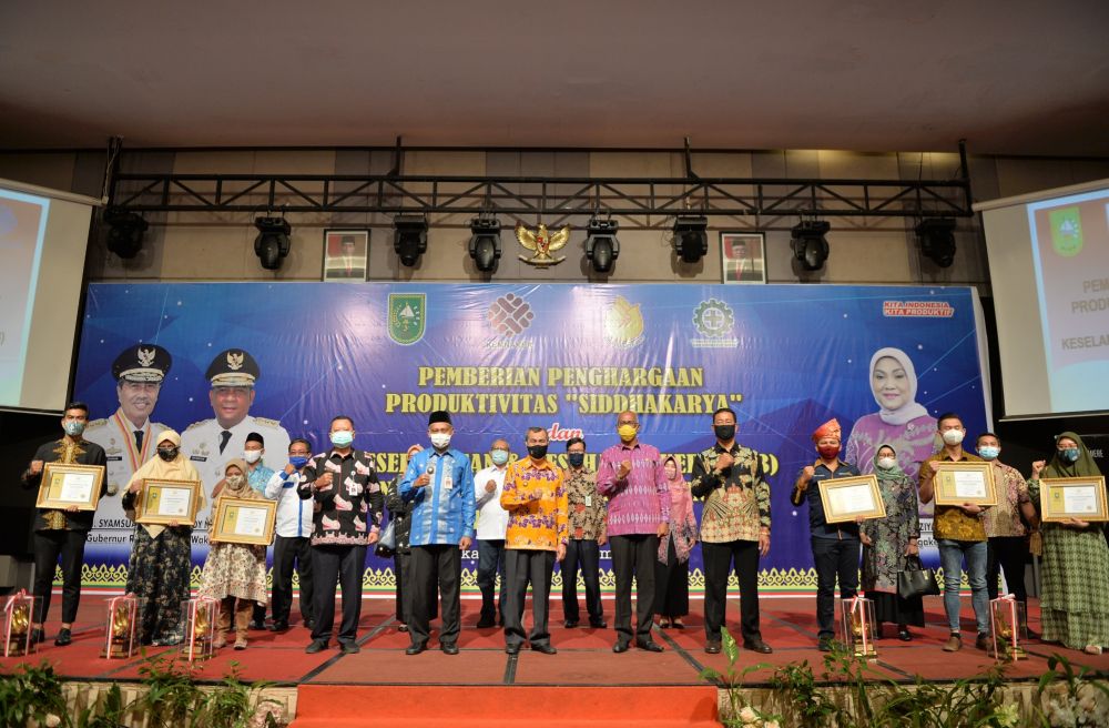 Gubernur Riau foto bersama dengan perwakilan perusahaan dan Rumah Sakit penerima penghargaan K3.