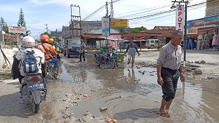 Tukang becak timbun jalan berlubang di Suka Karya Pekanbaru (foto/mat)
