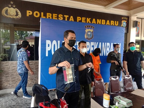 Polisi saat ekspos pelaku pembegalan di Jalan Cipta Karya, Pekanbaru.