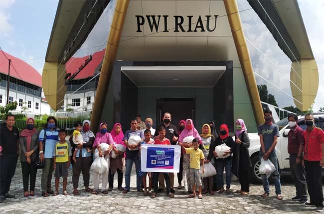 Ketua PWI Riau, Zulmansyah Sekedang beserta anggota hadir saat pembagian sembako untuk masyarakat Kota Pekanaru bersama Komunitas Generasi Penggerak (GERAK) Pekanbaru. Paket bantuan terdiri dari sembako, seperti beras, minyak makan, gula, kecap, dan mie instan.
