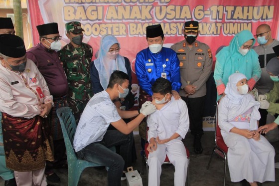 Vaksinasi terhadap anak usia 6-11 tahun, di Rokan Hulu, Riau, Jumat (14/1/2022).