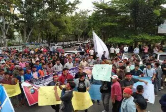 Demo tuntut penahanan Plt Bupati Bengkalis di Mapolda Riau, Kota Pekanbaru beberapa waktu lalu.
