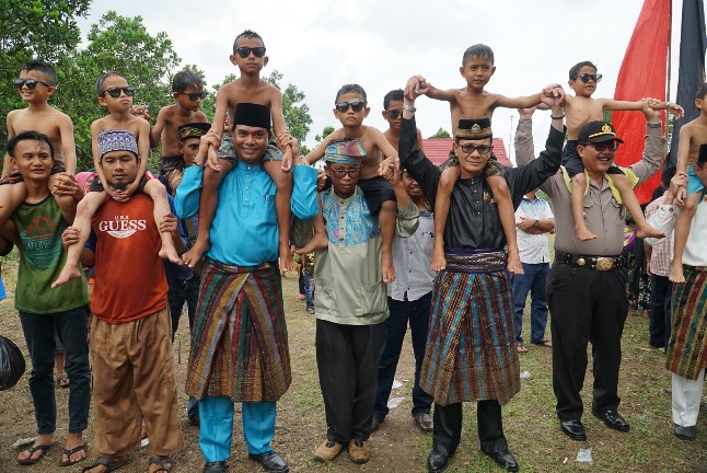 Suasana sunatan massal berbalut budaya melayu di Pangkalan Kerinci, Kabupaten Pelalawan mengikuti sunatan massal yang dilaksanakan di Lembaga Adat Melayu Riau (LAMR) Pelalawan.