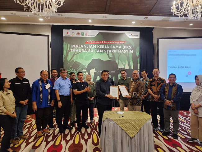 Kadis LHK Provinsi Riau Mamun Murod (kiri) dan VP Corporate Affairs PHR WK Rokan Rudi Ariffianto menunjukkan dokumen PKS usai acara penandatanganan di Lombok, NTB, (11/11).
