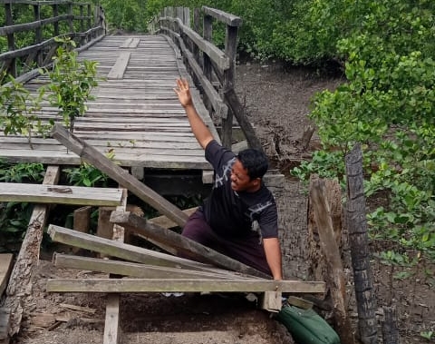 Seorang guru sekolah dasar negeri 10 Lukun di Dusun Keridi Desa Batin Suir yang terjatuh saat melewati jembatan yang lapuk.