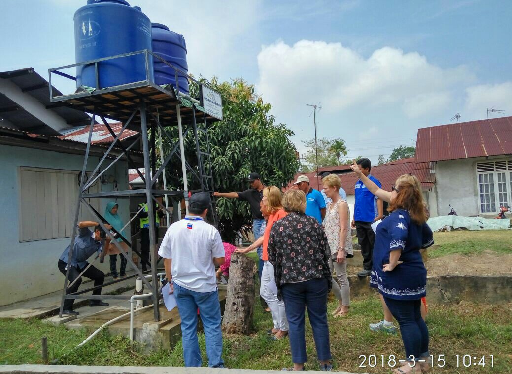 Keluarga expatriat karyawan Chevron yang merupakan donatur LAZNas Chevron melakukan peninjauan terhadap kondisi Sumber Air Bersih di RW 02 Kelurahan Lembah Damai, Pekanbaru.