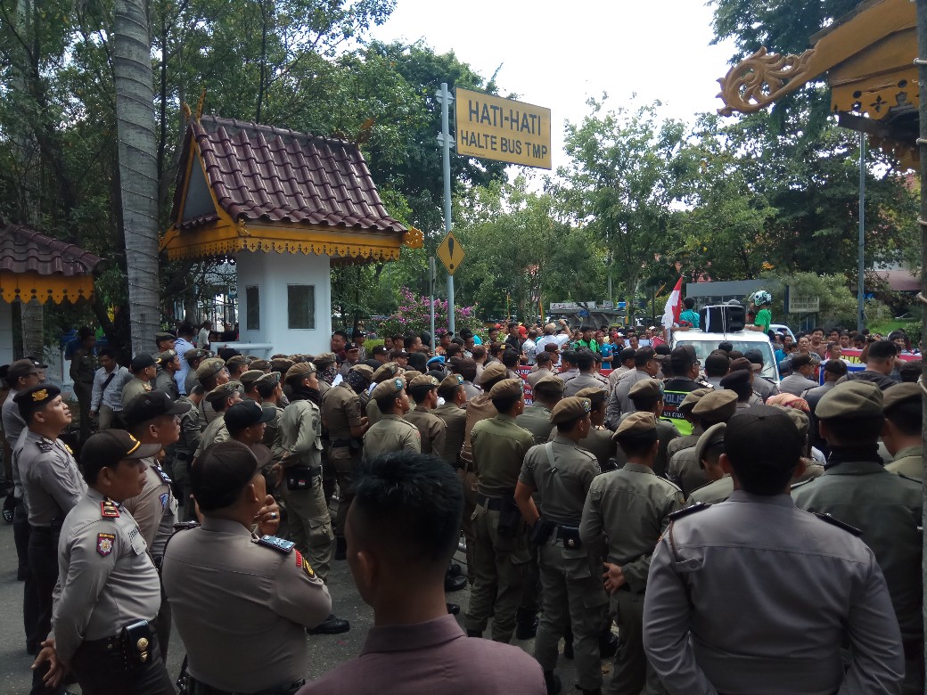 Jalannya demo mitra Gojek di Pekanbaru tampak dikawal personel Satpol PP.