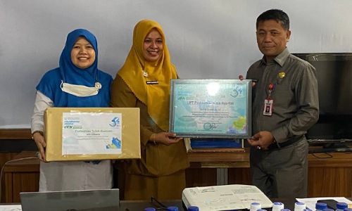Sekdakab Kuansing Dedi Sambudi menerima piagam dari BPJS Cabang Tembilahan untuk Puskesma Teluk Kuantan.(foto: ultra/halloriau.com)