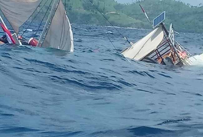 Kapal phinisi terbalik di Labuan Bajo NTT. Foto: Detik