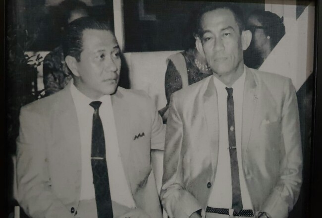 H Abu Bakar Oemar (kanan) saat bersama Menteri Dalam Negeri Jend H Amir Machmud.