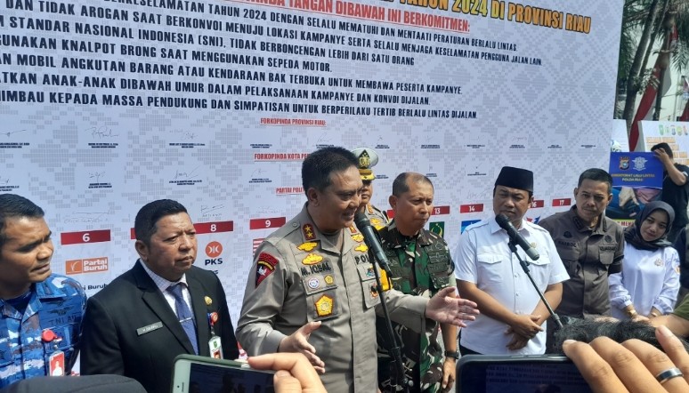 Kapolda Riau Irjen Pol Mohammad Iqbal pimpin Deklarasi Bersama Tertib Berlalu lintas dalam Mewujudkan Pemilu Damai yang Berkeselamatan Tahun 2024 di Pekanbaru (foto/ist)