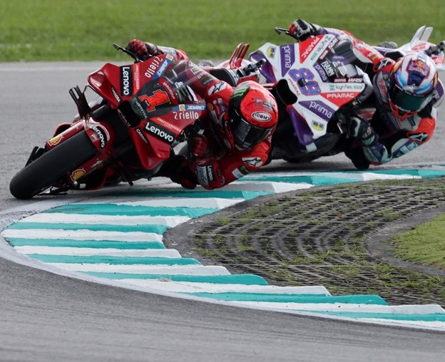 Francesco Bagnaia dan Jorge Martin saat berduel di MotoGP Malaysia 2023 (Foto: Reuters)