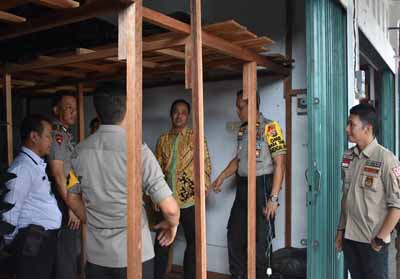Komandan Satuan Brimob Polda Riau Kombes Kamaruddin ditemani ketua KPU Inhu saat melihat situasi dan kondisi di Kantor KPU.