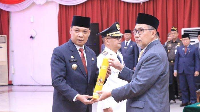 Gubernur Riau, Syamsuar menyerahkan SK perpanjangan masa Pj Walikota Pekanbaru kepada Muflihun.(foto: int)
