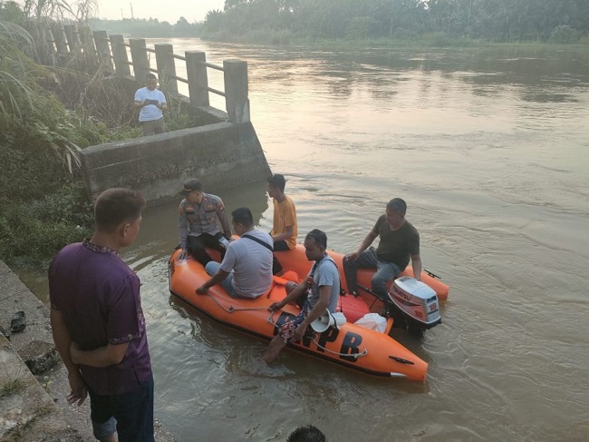 Tim SAR Pekanbaru diterjunkan ke Sungai Kampar mencari Nadit, bocah 4 tahun dilaporkan tenggelam.