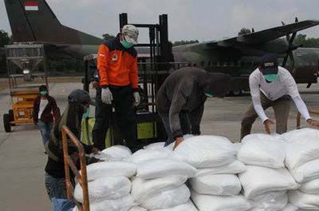 Petugas memuat garam untuk disemai di langit Riau beberapa waktu lalu.