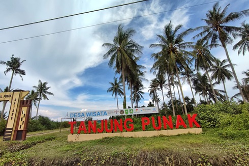 Kedispar Riau Roni Rakhmat menyerahkan penghargaan Desa Tanjung Punak Binaan PHR sebagai Juara I Apresiasi Desa Wisata Riau (foto/ist)