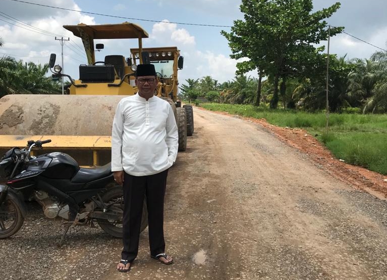 Bupati Suyatno meninjau pembangunan jalan di Kecamatan Pekaitan