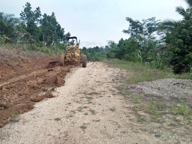 Alat berat milik UPTD PUPR Rohul wilayah I, lakukan perawatan jalan masyarakat yang menghubungkan Dusun Kaiti I - Desa Sialang jaya sepanjang 5 km.