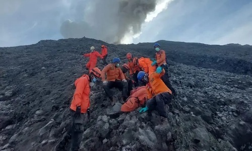 Tim SAR saat melakukan evakuasi jenazah pendaki korban erupsi Gunung Marapi Sumbar.(foto: bayu/halloriau.com)