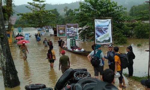 Para peserta mengungsi akibat area Festival Subayang terendam luapan sungai Subayang.(foto: barkah/halloriau.com)